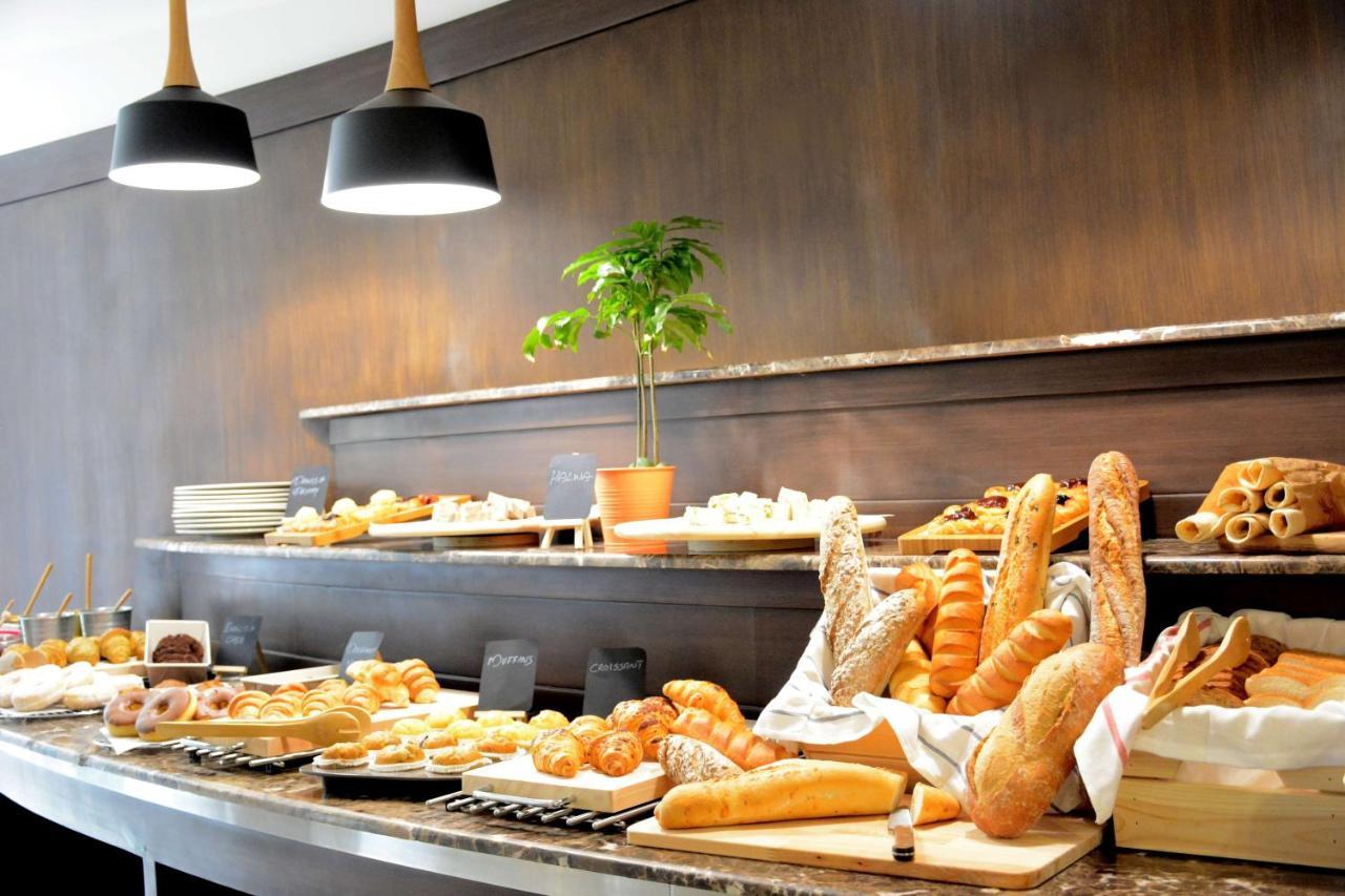 Radisson Blu Resort, Al Khobar Half Moon Bay Εξωτερικό φωτογραφία A bread buffet at a hotel