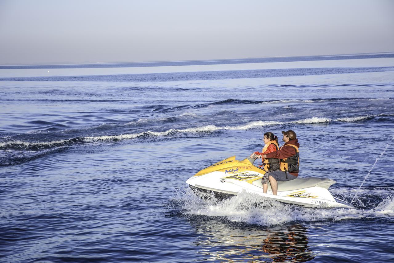 Radisson Blu Resort, Al Khobar Half Moon Bay Εξωτερικό φωτογραφία Jet skiing in the Mediterranean