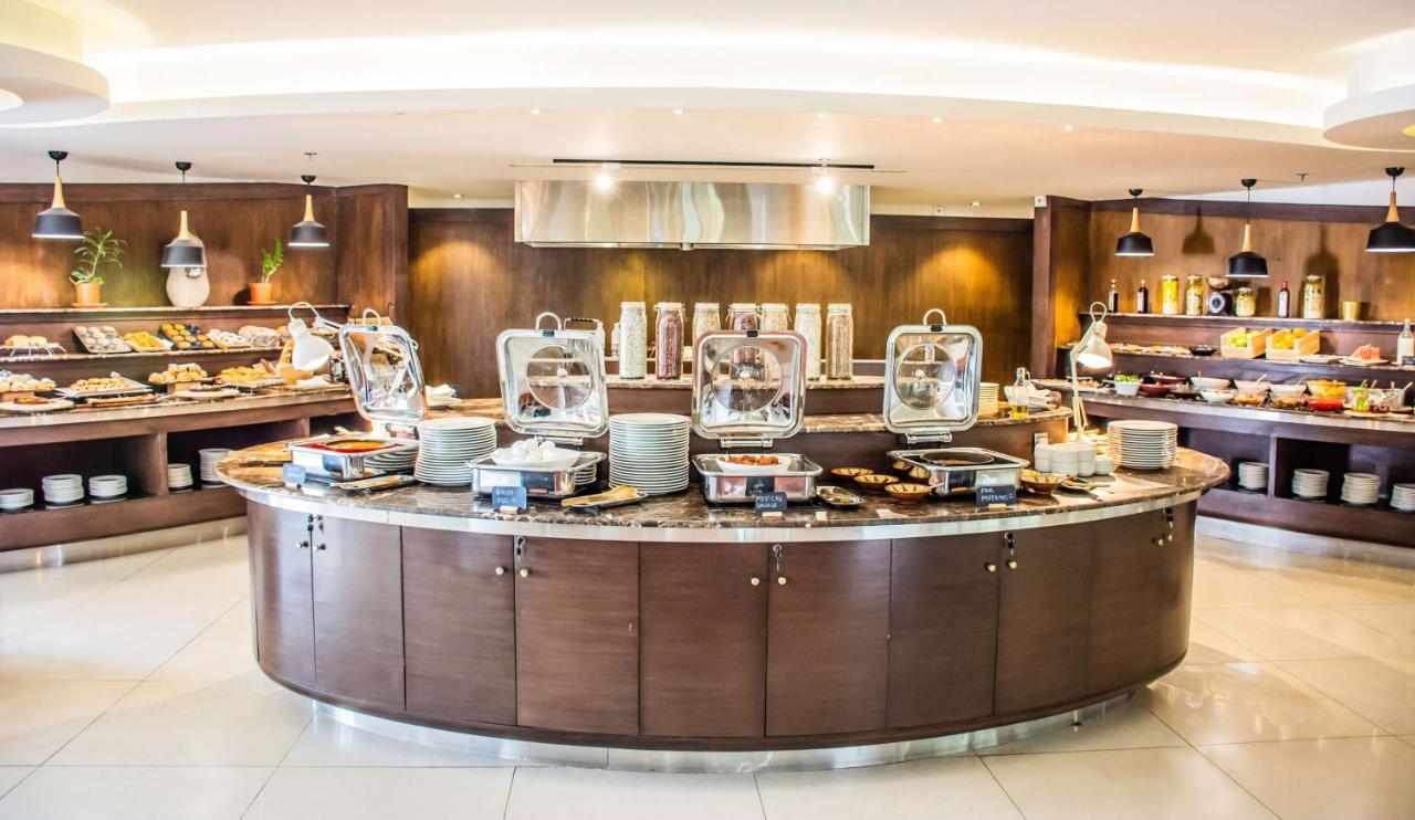 Radisson Blu Resort, Al Khobar Half Moon Bay Εξωτερικό φωτογραφία A buffet at a hotel